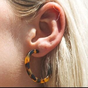 Tortoise Shell Tiger Hoop Resin Earings Small NWT